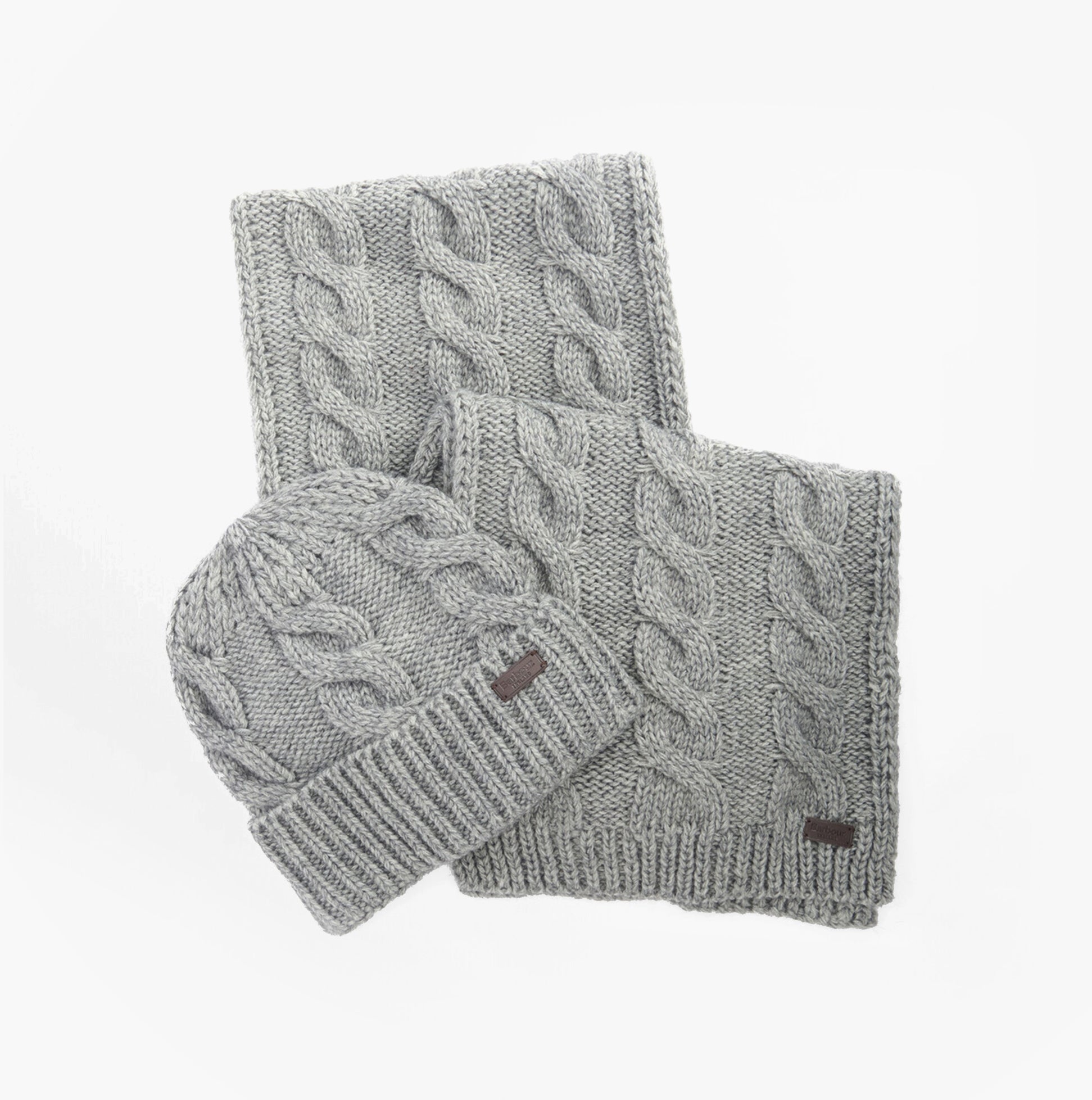Barbour JESMOND BEANIE AND SCARF Gift Set Mens Mid Grey side view of beanie and scarf in knitted pattern