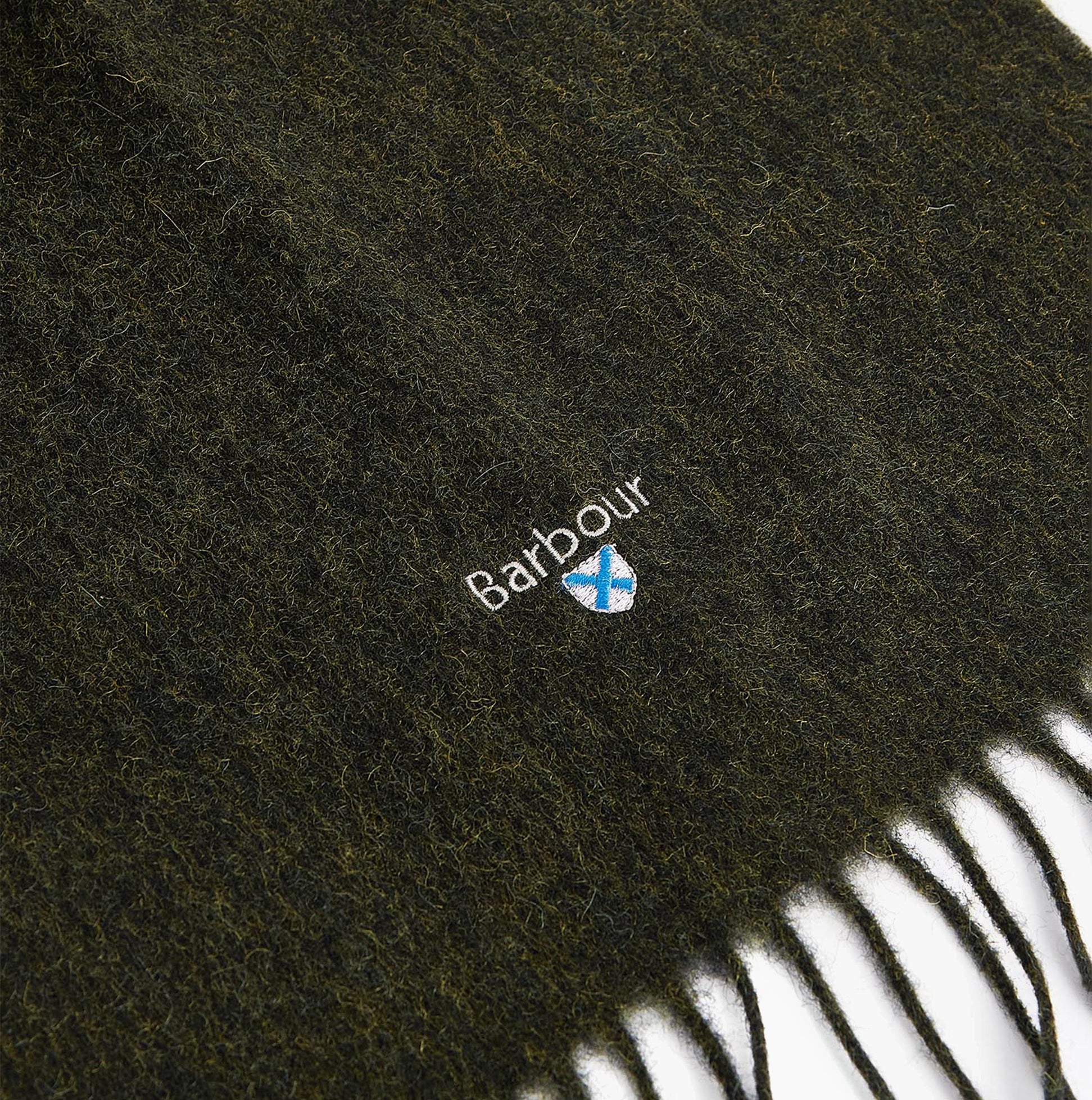 Barbour PLAIN LAMBSWOOL Mens Winter Seaweed detail view of scarf with logo and fringes.