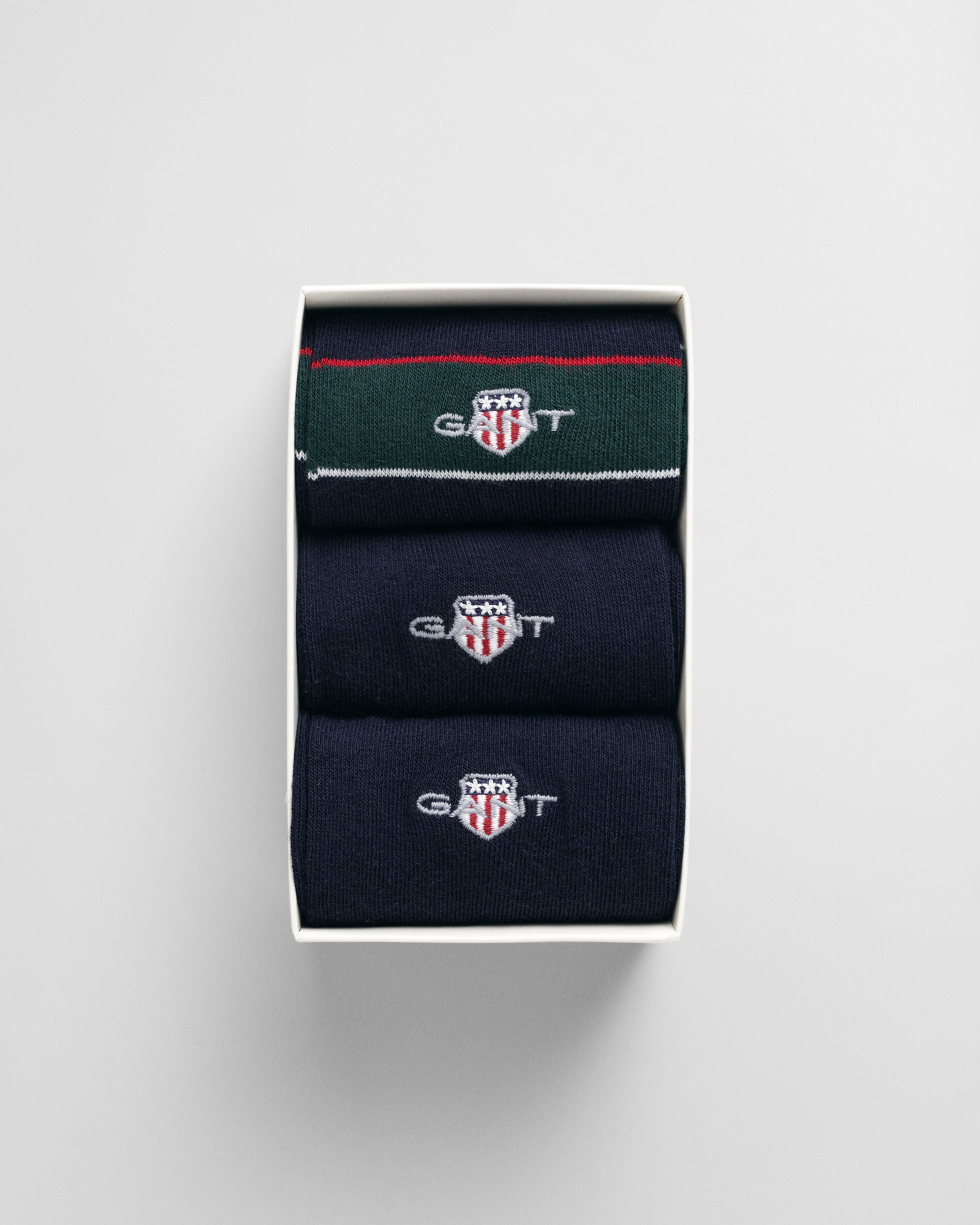 GANT SHIELD TIE STRIPE SOCKS 3-Pack Mens Tartan Green in gift box top view, featuring green and navy crew socks.