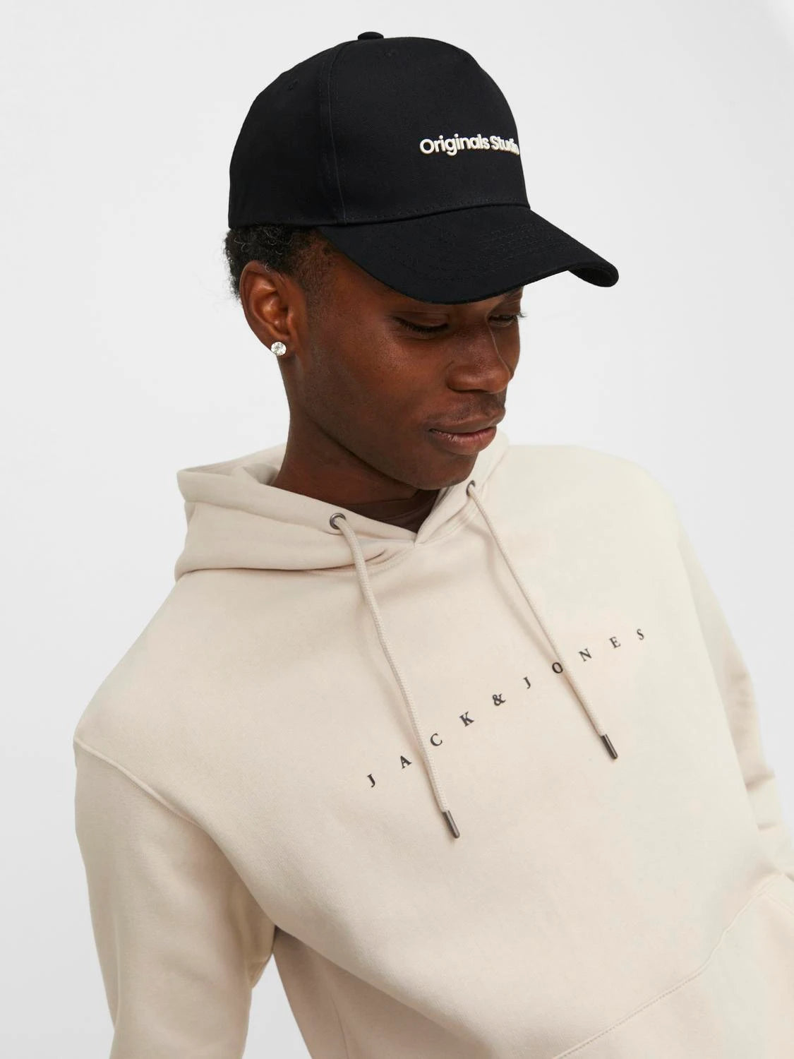 Jack & Jones VESTERBRO Mens Cap Black front view worn by model with hoodie.