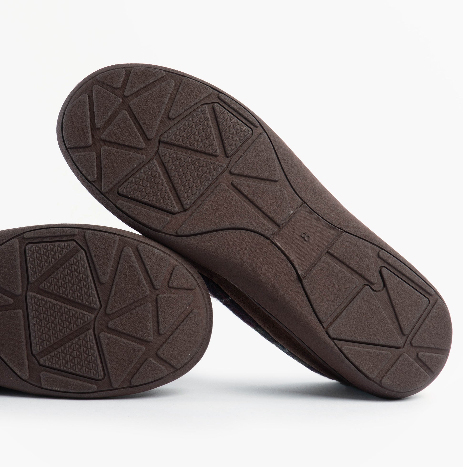 Jo & Joe ST ANDREWS Mens Moccasin Slippers Brown, bottom view showcasing rubber sole design and textured pattern.