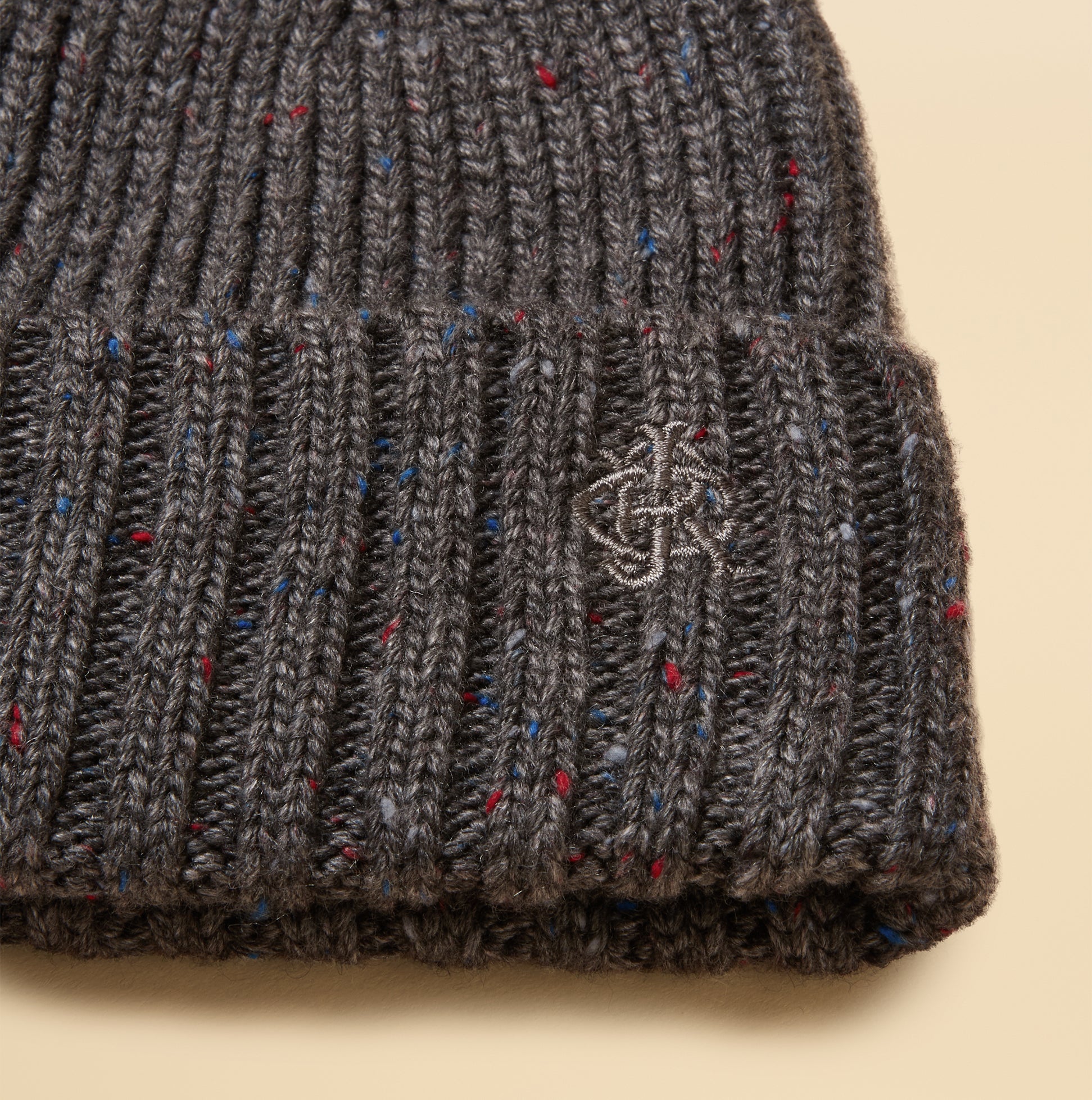 Joules HAMMOND Mens Beanie Grey detail view showcasing ribbed texture and logo embroidery