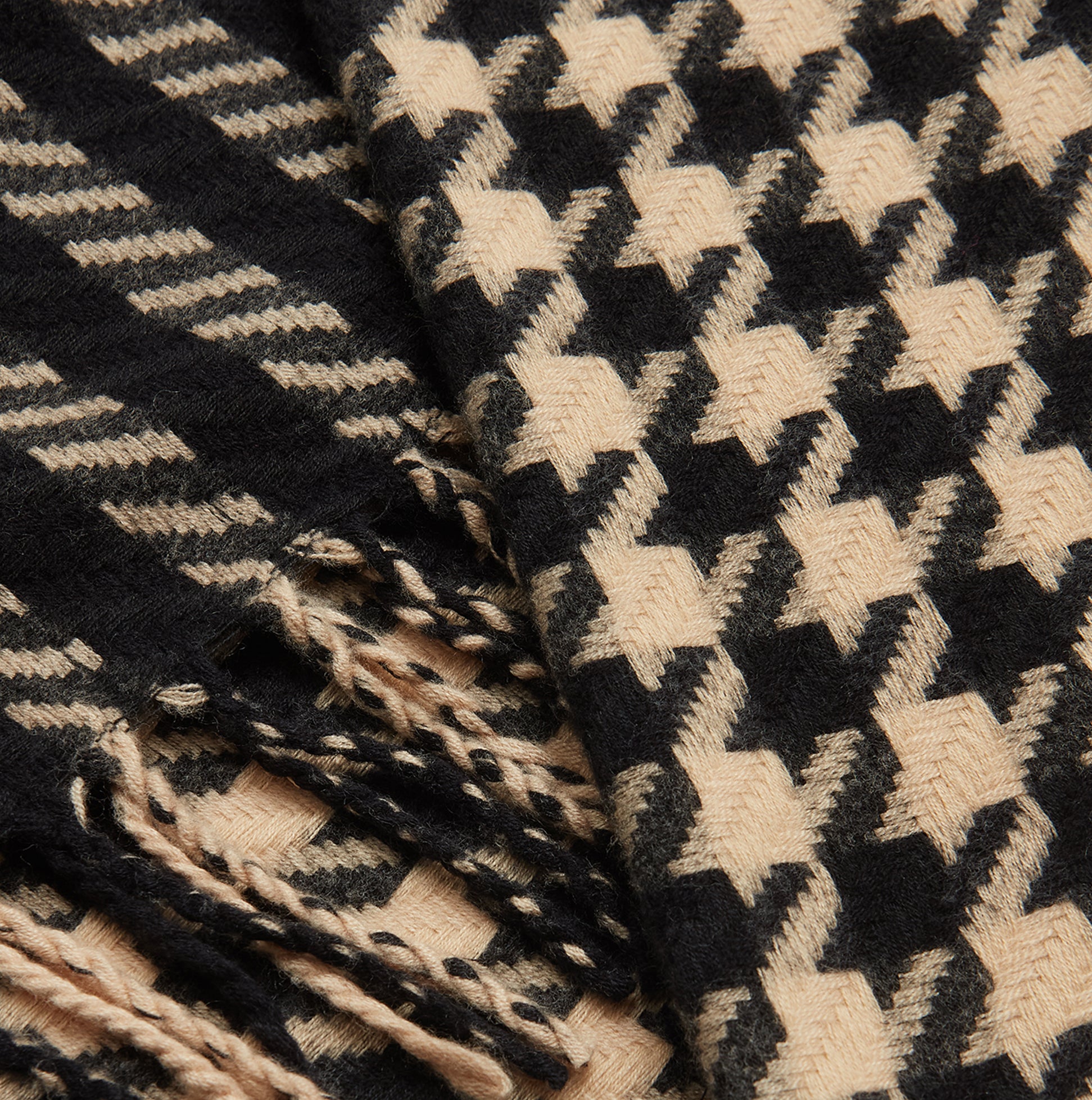 Joules LANGTREE Womens Winter Black/Tan detail view of houndstooth pattern with fringes.