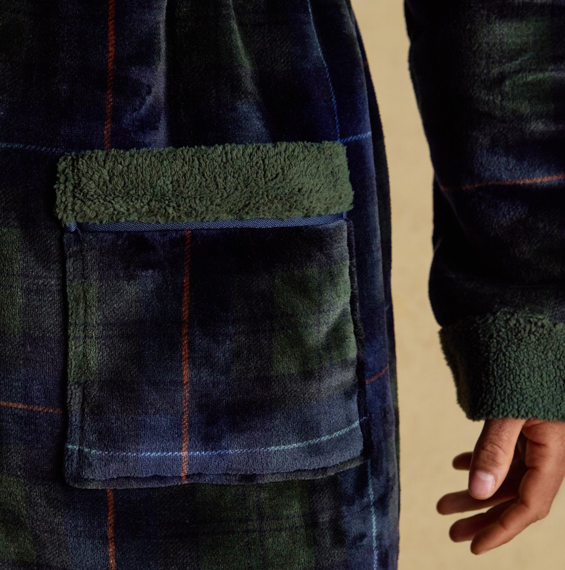 Joules MONTAGUE Mens Robe Green/Navy detail view of pocket and sleeve texture