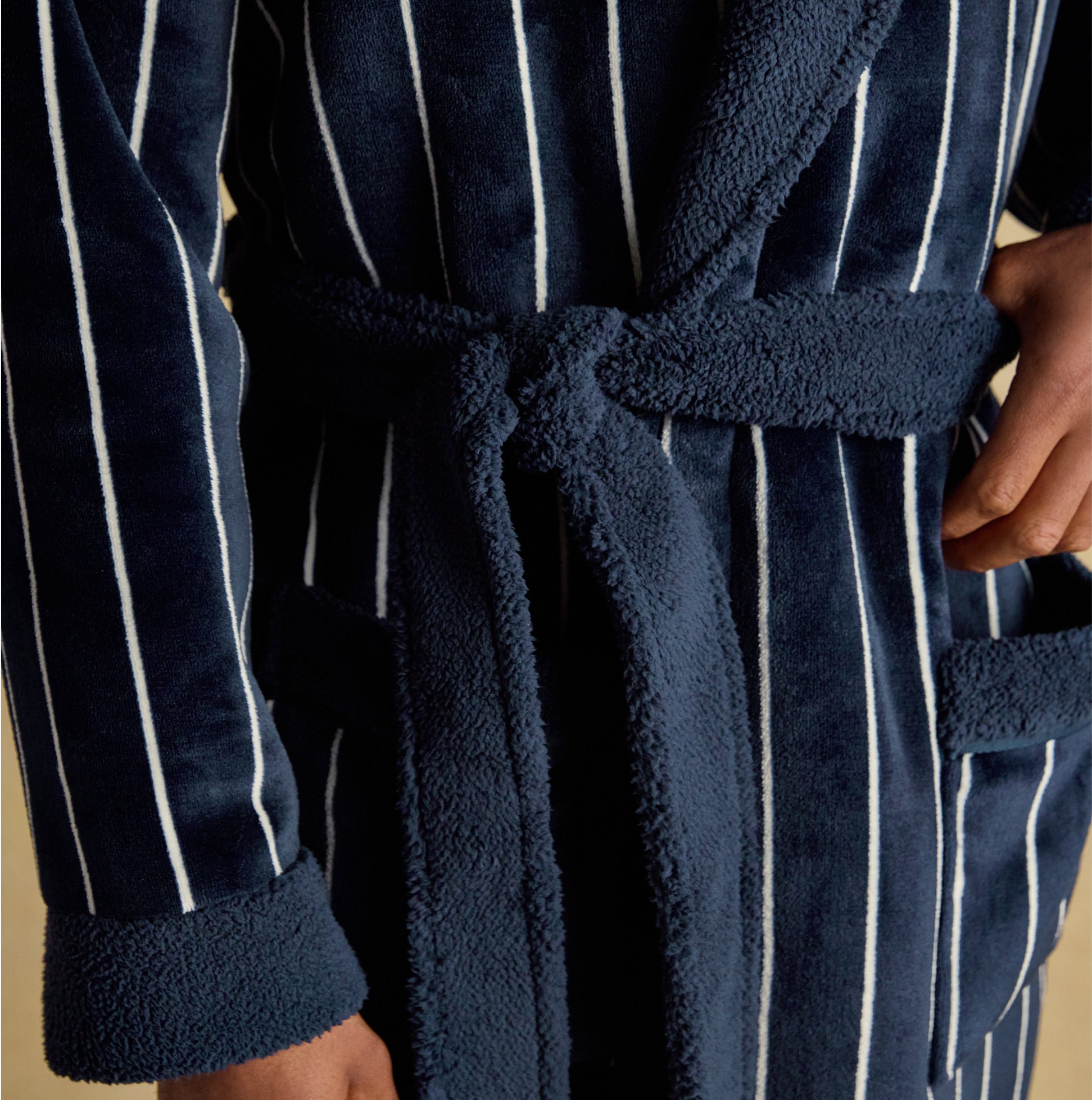 Joules MONTAGUE Mens Robe Navy detail view of fabric and tie around the waist with white stripes.