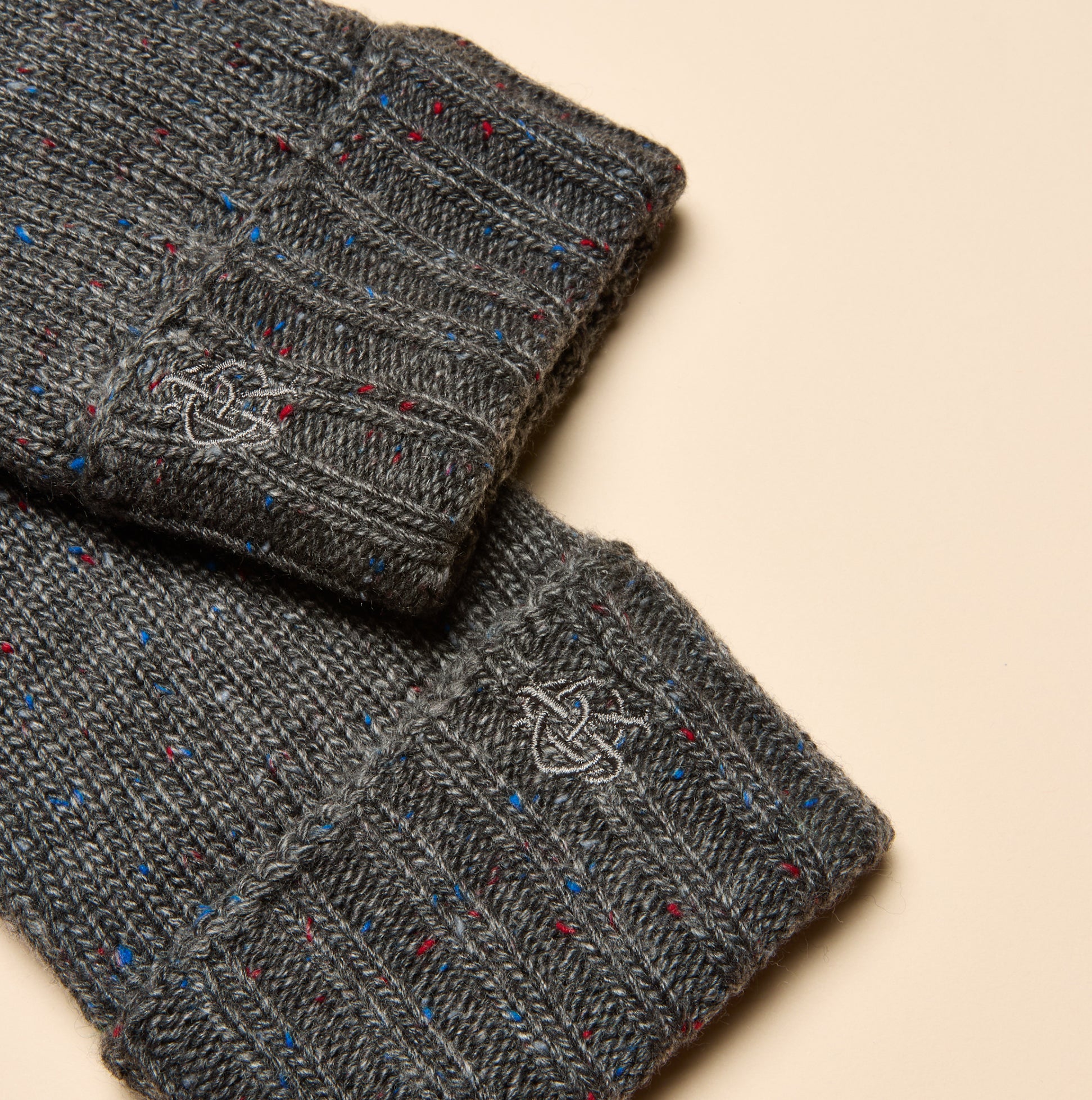 Joules HAMMOND Mens Gloves Grey detail view showing textured fabric and logo embroidery.