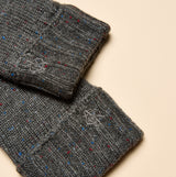 Joules HAMMOND Mens Gloves Grey detail view showing textured fabric and logo embroidery.