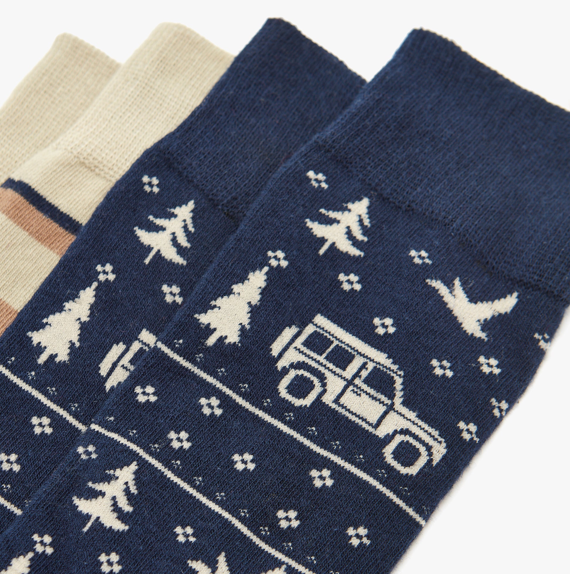 Joules KINGSBURY 2-Pack Mens Socks Navy Car close-up detail view showcasing car and design patterns.