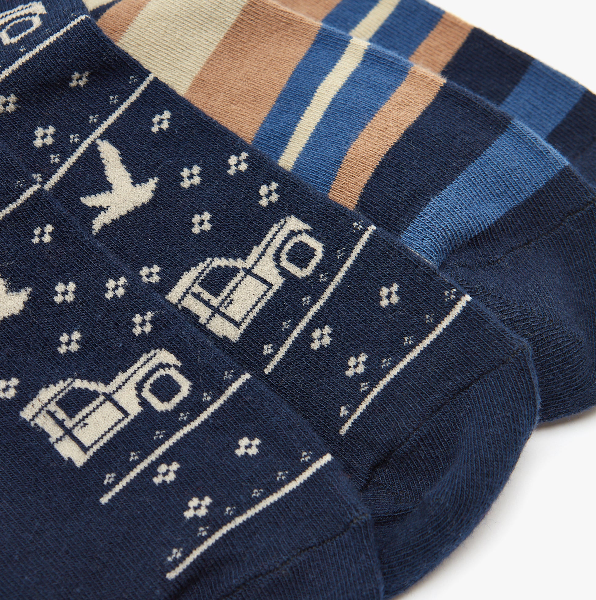 Joules KINGSBURY 2-Pack Mens Socks Navy Car, top view showing car and striped designs.