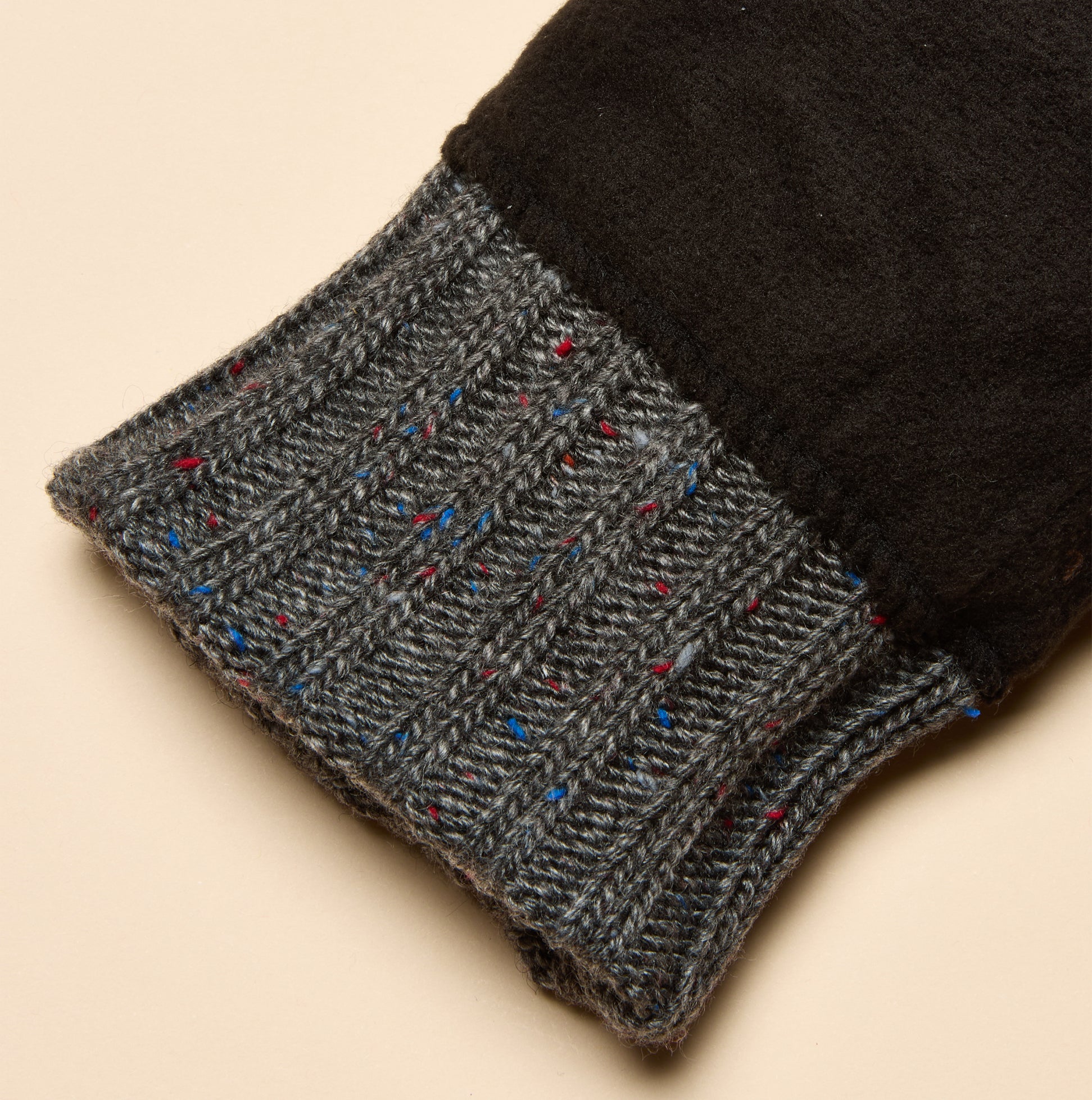 Joules HAMMOND Mens Gloves Grey detail view showing ribbed cuff with colorful flecks.