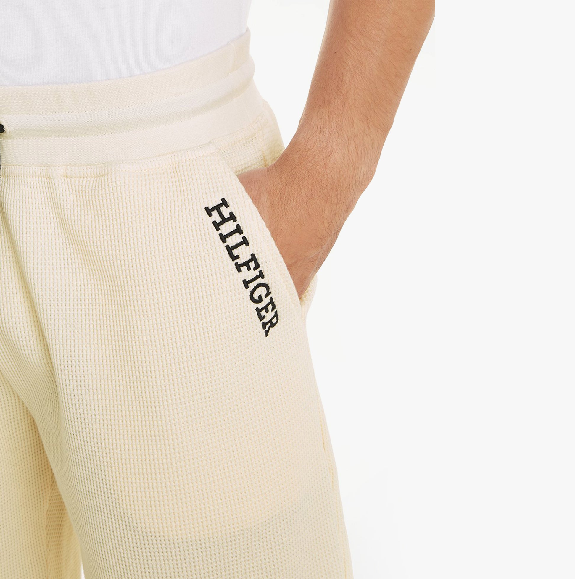 Tommy Hilfiger SHORTS Mens Calico detail view showing comfortable drawstring waist and pockets in lightweight cotton material.