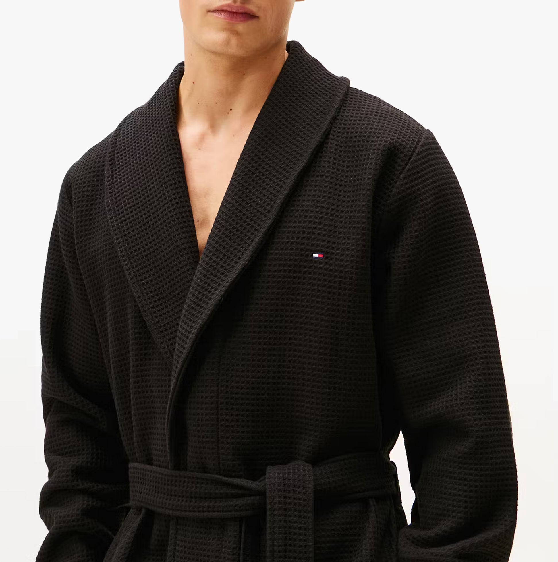 Tommy Hilfiger WAFFLE BATHROBE Mens Bathrobes Black front view featuring a relaxed fit and long sleeves.