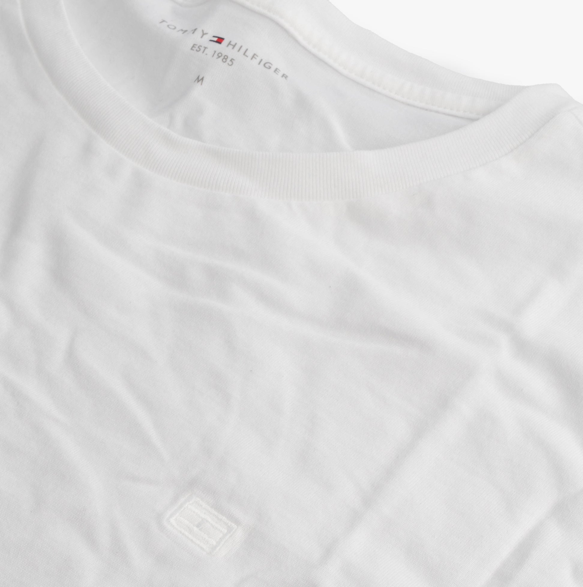 Tommy Hilfiger SS TEE Mens 3-Pack T-Shirts White detail view of soft cotton fabric collar and logo.