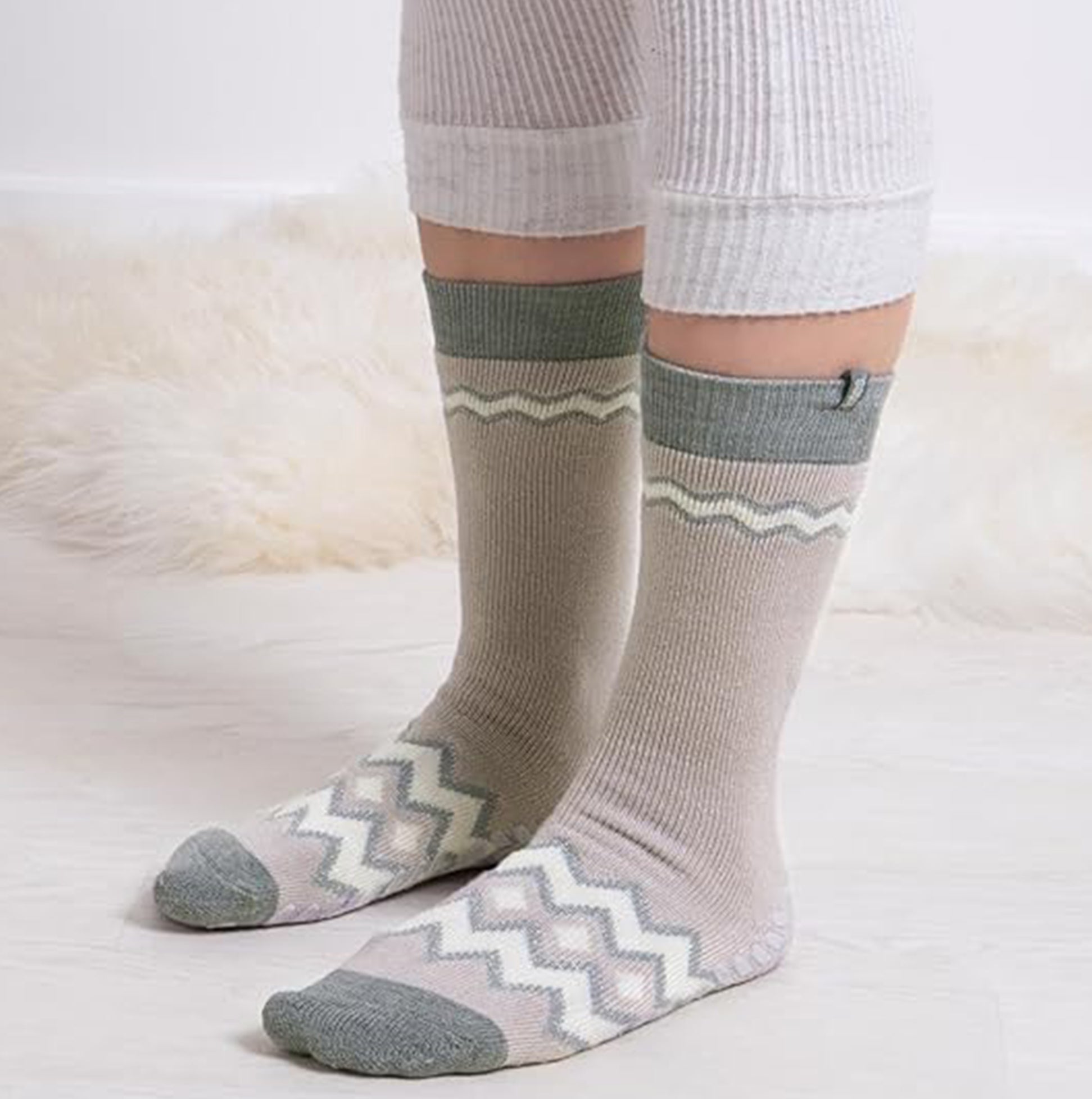 Totes Toasties ORIGINAL SLIPPER SOCKS (TWIN PACK) Womens Fairisle / Plain side view of socks with zigzag design in light colors.
