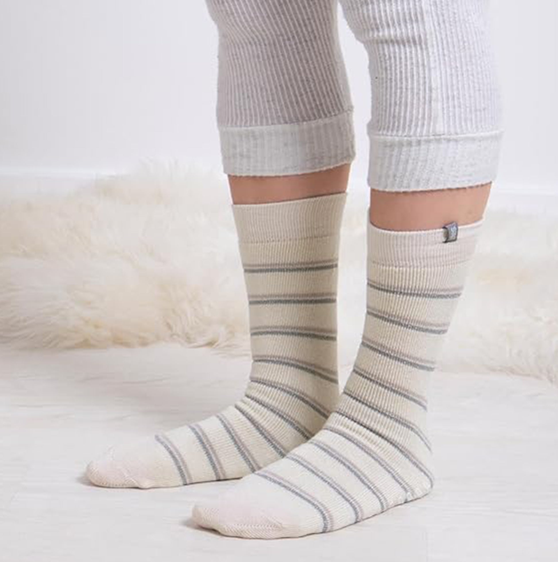 Totes Toasties ORIGINAL SLIPPER SOCKS (TWIN PACK) Womens Fairisle / Plain side view showing cream striped design.