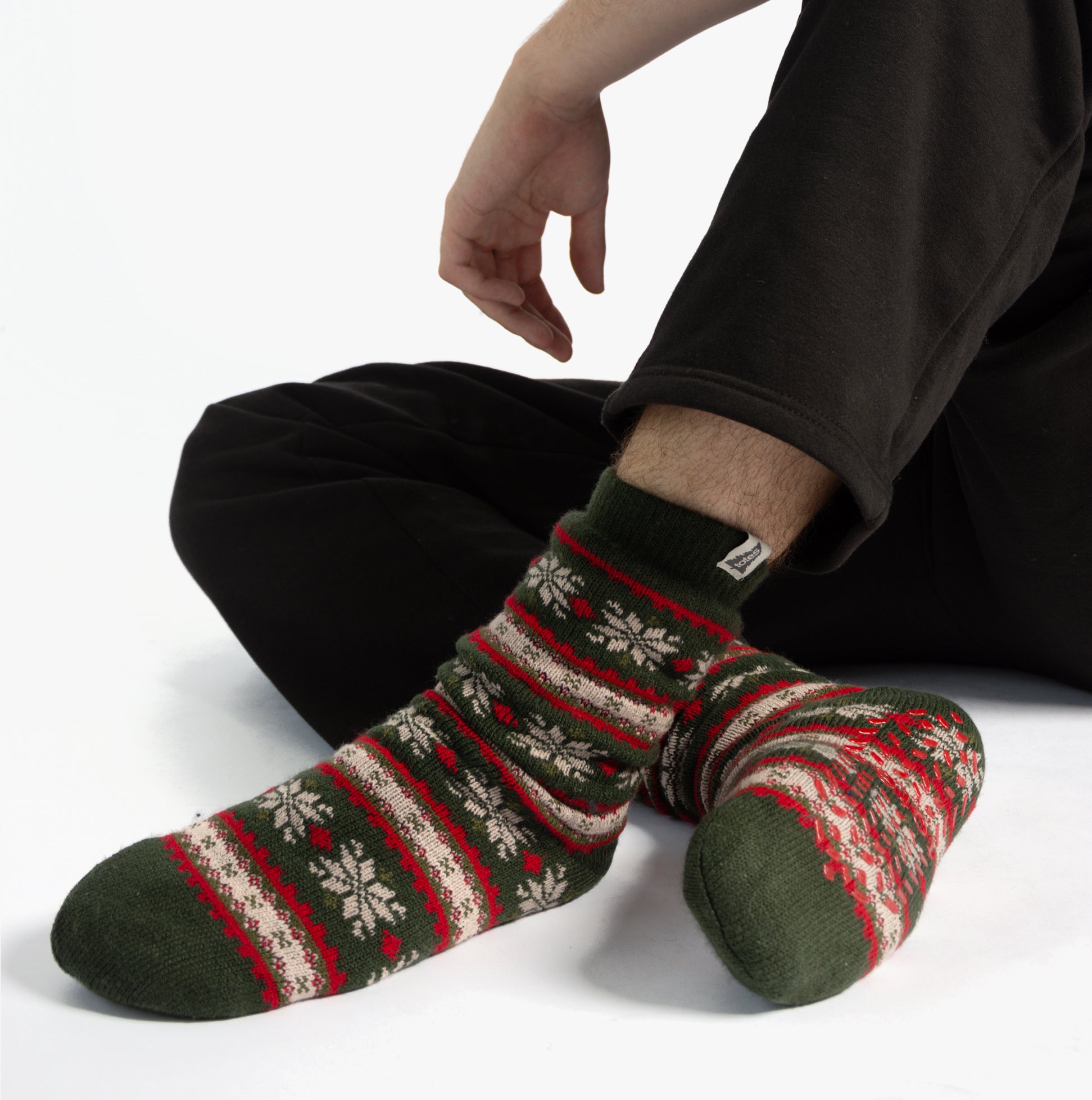 Totes Toasties SHERPA LINED FAIR ISLE Mens Slippers Socks Red Fair isle front view showing cozy design and soft fabric.